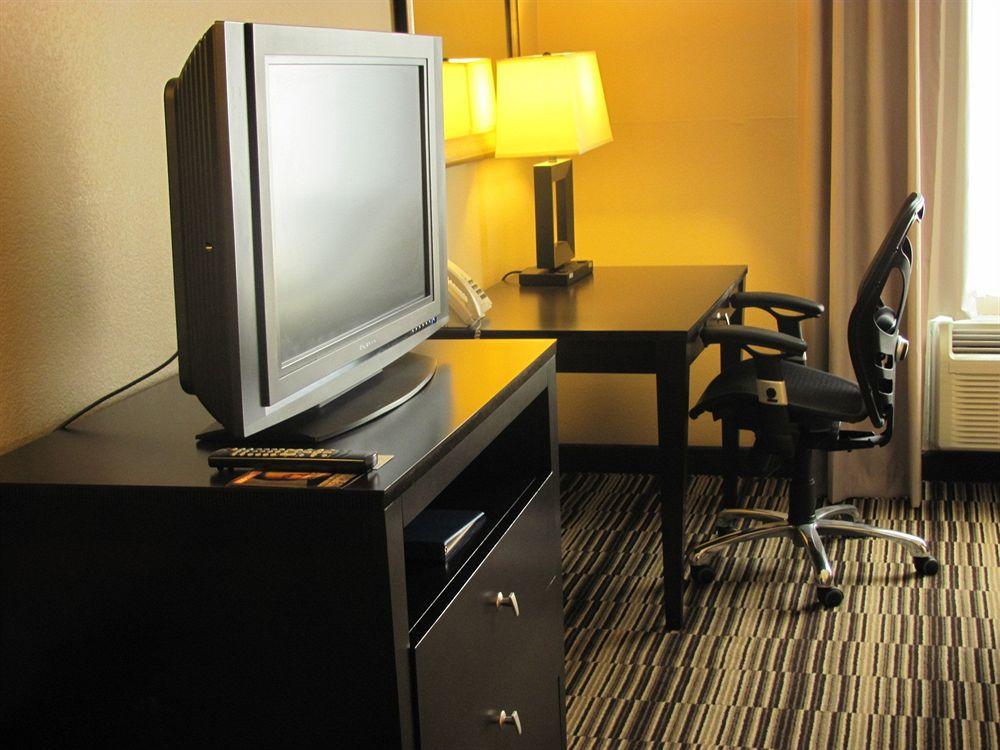 Holiday Inn Express Hotel & Suites Burlington By Ihg Zewnętrze zdjęcie