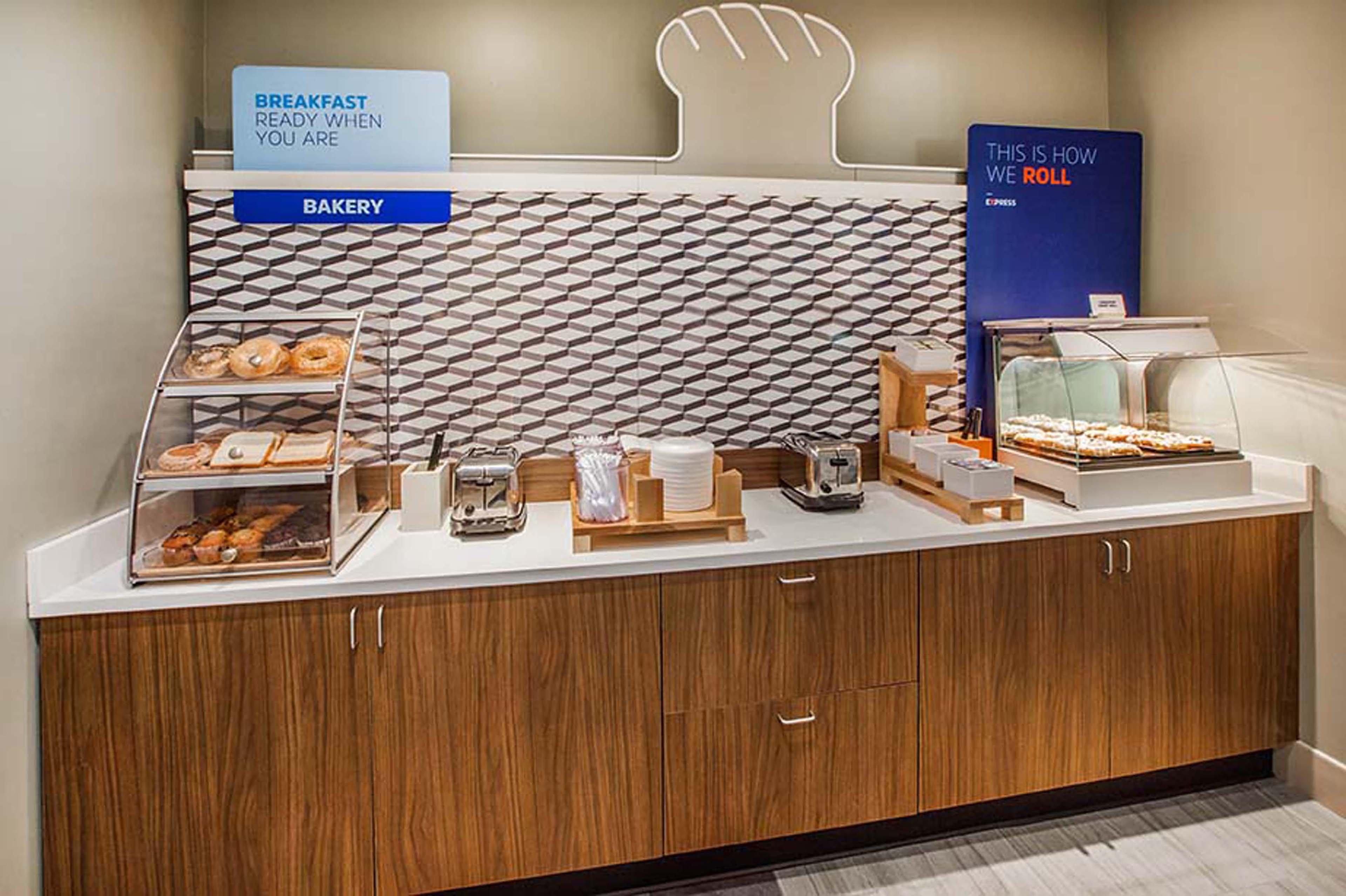 Holiday Inn Express Hotel & Suites Burlington By Ihg Zewnętrze zdjęcie