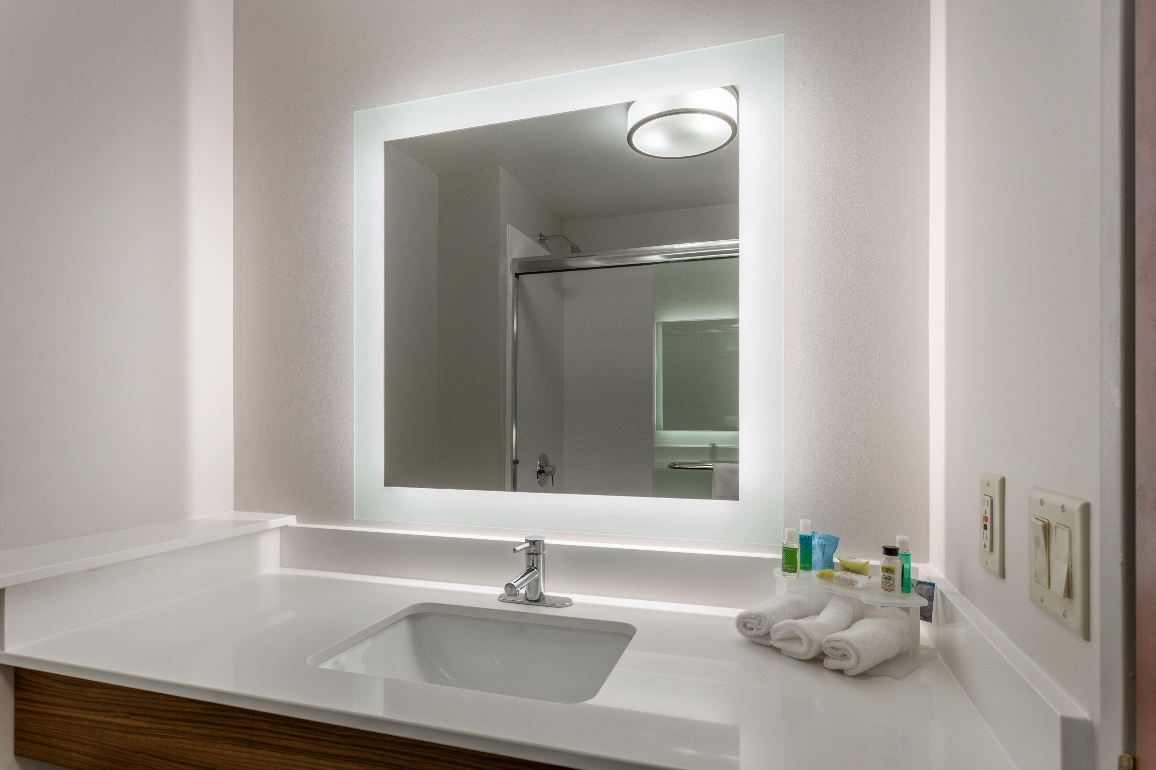 Holiday Inn Express Hotel & Suites Burlington By Ihg Zewnętrze zdjęcie