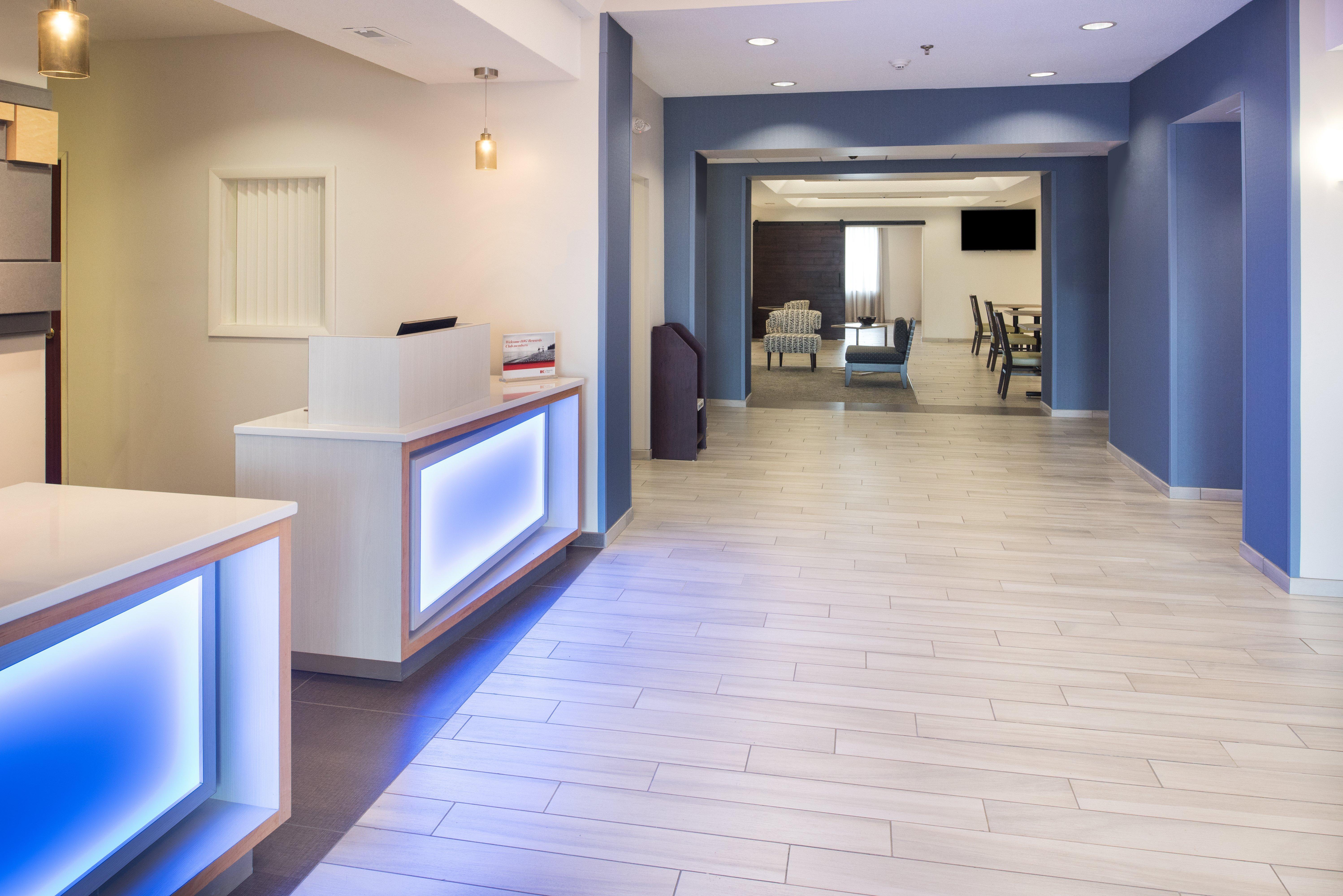 Holiday Inn Express Hotel & Suites Burlington By Ihg Zewnętrze zdjęcie