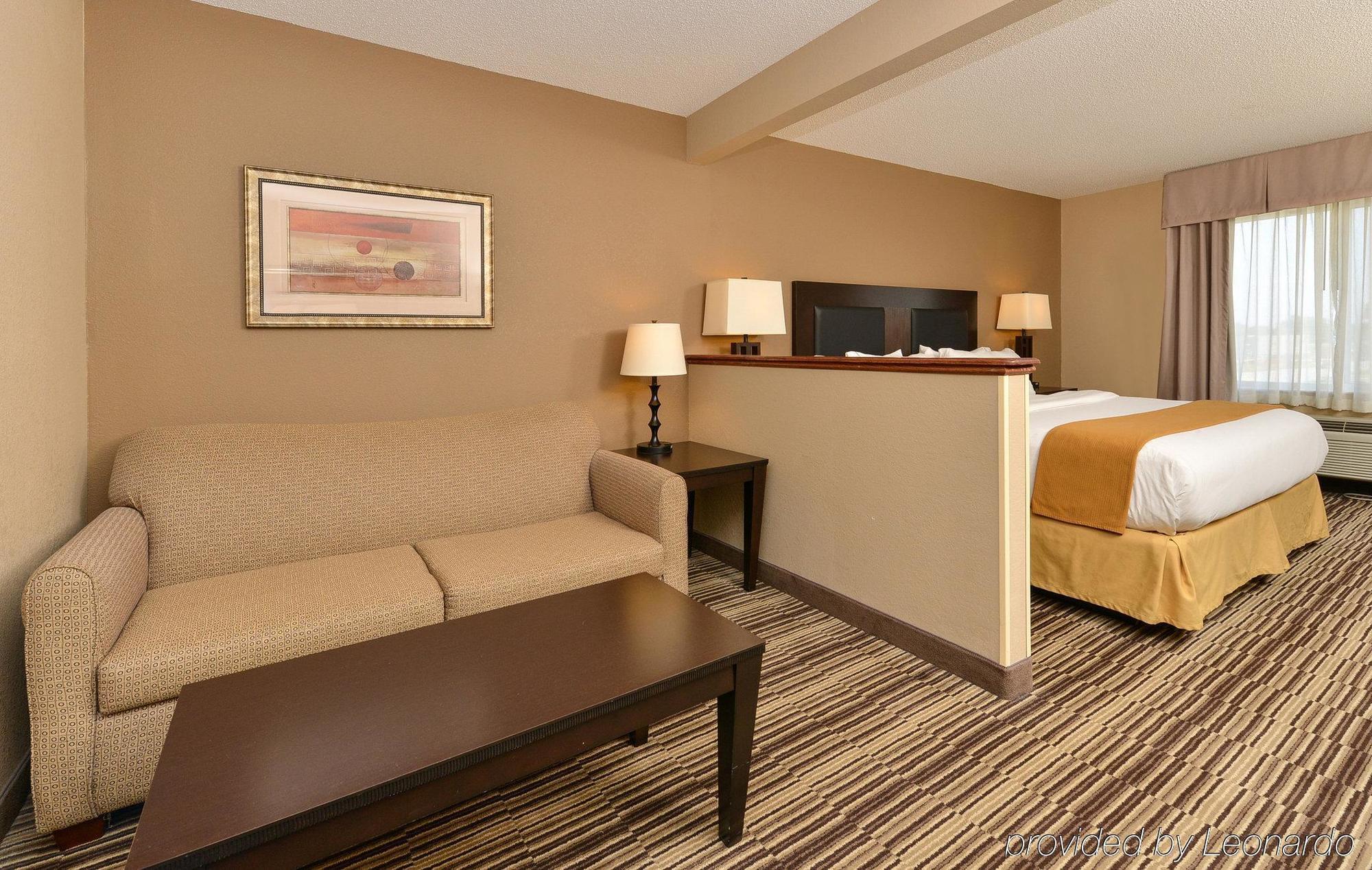 Holiday Inn Express Hotel & Suites Burlington By Ihg Zewnętrze zdjęcie