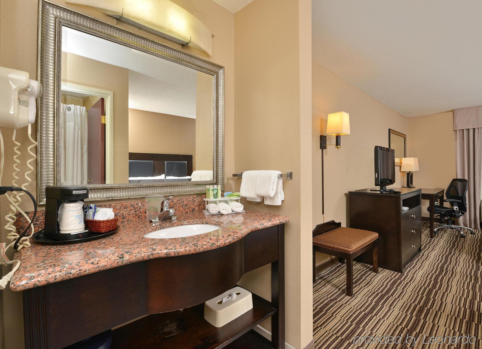 Holiday Inn Express Hotel & Suites Burlington By Ihg Zewnętrze zdjęcie